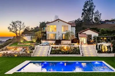 Image de Malibu Fab View 4 Bedroom with Amazing Pool and Outdoor Entertaining