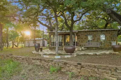 Image de 80 acre Ranch with Private Creekfront Cabin