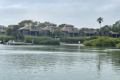 Quiet, clean townhouse. Relaxing winner. Harbor view, short Gulf walk…