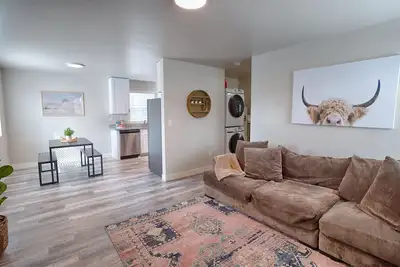 Image de Newly Built Cozy Mountain Retreat - Stunning Views, King Bed, Hikes, Lakes