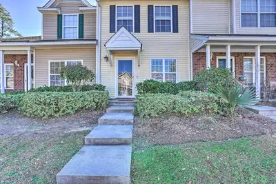 Image de Charleston Townhome ~ 13 Mi to Sand & Surf!