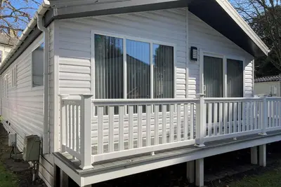 Image de 'Captain's Lodge' - a luxury lodge by the beach on Sandhills Holiday Park, Mudeford