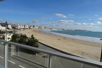 Image de Appartement T2 face plage avec balcon, cuisine équipée et Tv