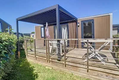 Image de Mobil-home Luxe à Jullouville: 200m plage, piscine chauffée, 4 pers, parking, Wi-Fi inclus