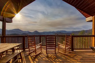Image de Panoramic Mountain Views from Every Room, Hot Tub, Fire Pit, Game Room, Pool Acc
