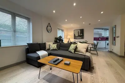 Image de School Path Ironbridge Home with Roof Terrace