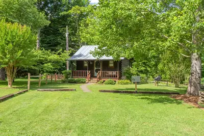 Little River Cabin - Riverfront, 1 mile from Gsmnp - Romantic Getaway!
