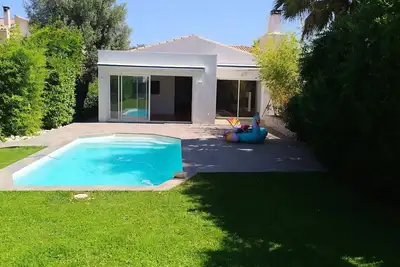 Image de Single-storey family home with swimming pool - 5 mins from beach by car
