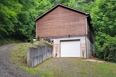 Image de Chalet, 1 K bed, 3 Q beds, 2 full bath, 1+ acre, hot tub, fire pit and game room.