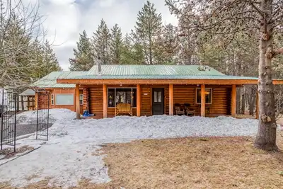 Image de Rustic Log-Cabin with Modern Amenities and Hot Tub Near Deschutes and Sunriver!