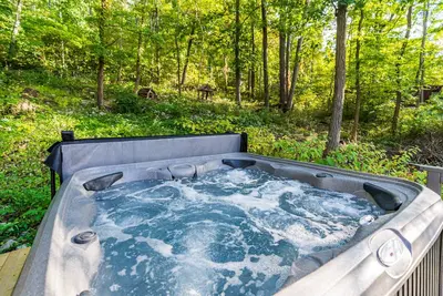 Image de Hot Tub, Wraparound Deck, & WiFi at Chalet Cabin