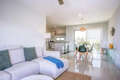 Image de Spacious Retreat- Pool, Gym, 3 Balconies & Parking