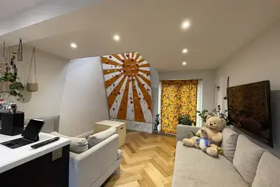 Image de Open plan, homely living space with Climbing Wall