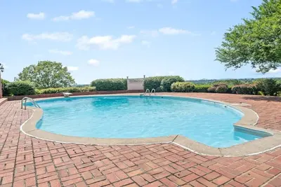 Image de Pool, Tennis Court & Billiards! Oak Hill Property