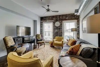 Image de Old Towne Loft on Broughton -Steps to Everything!