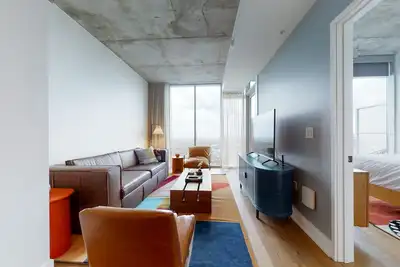 Image de Brand new Rainey Street condo with balcony & rooftop pool - steps to waterfront