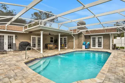 Image de Newly remodeled home with pool, fire pit, enclosed yard, & WiFi - snowbirds Ok