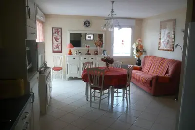 Image de T2 classé 3***-46m2 calme et sécurisé-Grand garage-mer à 10mn. à pied-gare à 400m