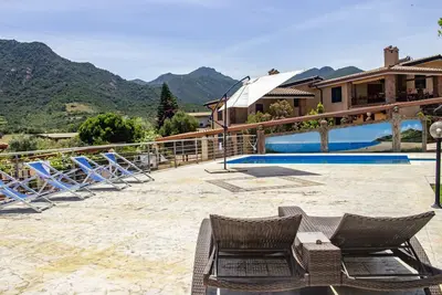 Image de S’Omu et Assunta 1p appartement avec terrasse et piscine privée.