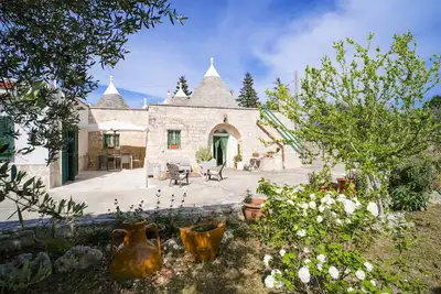 Image de Wonderful Trulli building in Locorotondo countryside