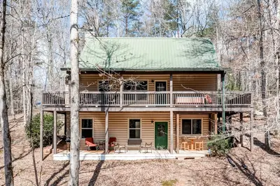 Image de Creekside home on wooded acreage with WiFi, hot tub, fireplace, & pool table