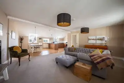 Image de No. 64 Narberth · Stylish & Spacious Apartment in Heart of Narberth