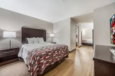 Image de Mins From Dining & Shopping! Kitchenette. On-site Pool, Free Parking!