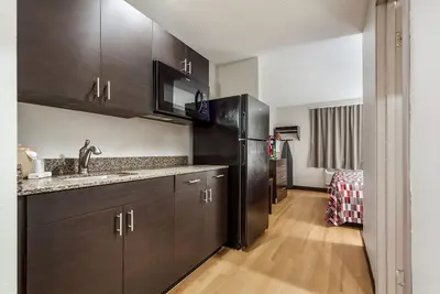 Image de Convenient Stay, Superb Location! 2 Budget-friendly Units with Kitchenettes