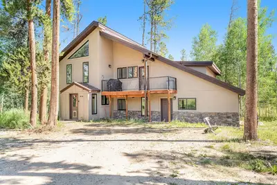 Image de Two-story dog-friendly getaway with WiFi, wood-burning fireplace, & washer/dryer
