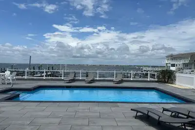 Image de 2 Worlds - Amazing Bay Views. Sun, Pool- Very close to private Ocean beach