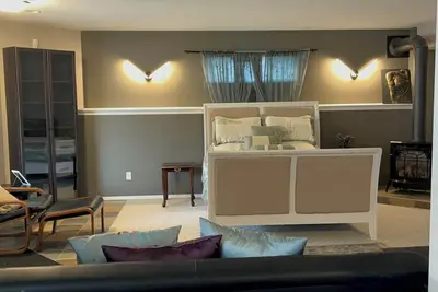 Image de Peace of mind property is a one bedroom basement with separate entrance, wet bar