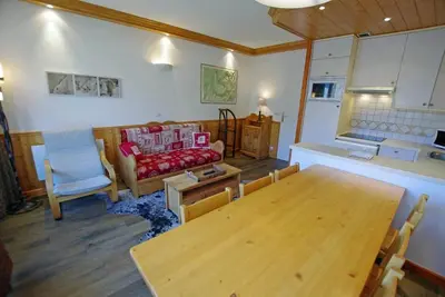 Image de 20m du centre station, 2ème étage, vue lac, balcon, télévision, casier à ski, 53m², Tignes