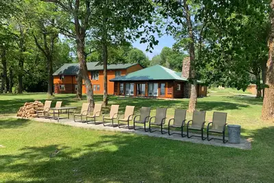 Image de Historic lakefront lodge with full bar, sauna, private boat ramp