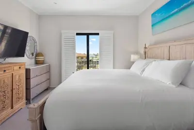 Image de Oro 1 by Bocobay | Modern Condo in Luxury Resort