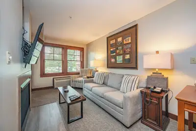 Image de Suites at Silver Tree: A115 One Bedroom Lake View