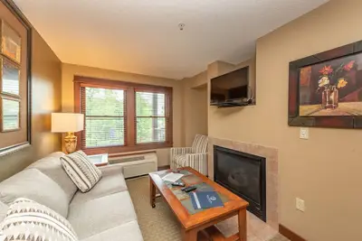 Image de Suites at Silver Tree: A121 One Bedroom Lake View