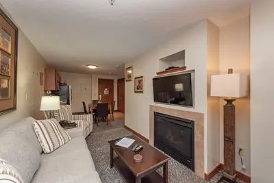 Image de Suites at Silver Tree: A205 One Bedroom Lake View