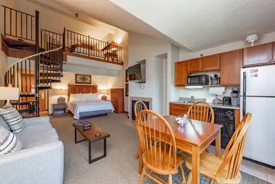 Image de Suites at Silver Tree: A309 Studio & Loft Lake View