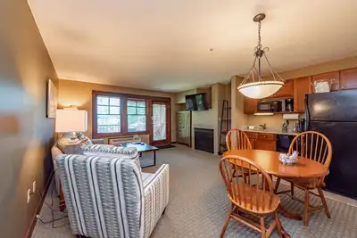 Image de Suites at Silver Tree: B103 One Bedroom Lake View