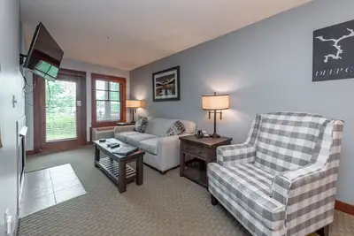 Image de Suites at Silver Tree: B104 One Bedroom Lake View