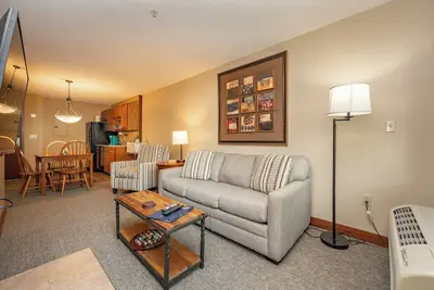 Image de Suites at Silver Tree: B105 One Bedroom Lake View