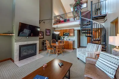 Image de Suites at Silver Tree: B203 One Bedroom & Loft Lake View