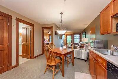 Image de Suites at Silver Tree: B204 One Bedroom Lake View