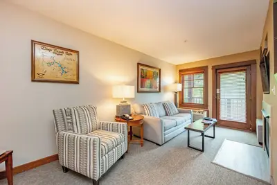 Image de Suites at Silver Tree: B205 One Bedroom Lake View