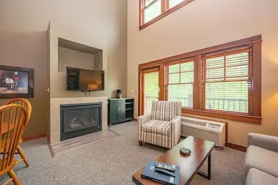 Image de Suites at Silver Tree: B206 One Bedroom & Loft Lake View