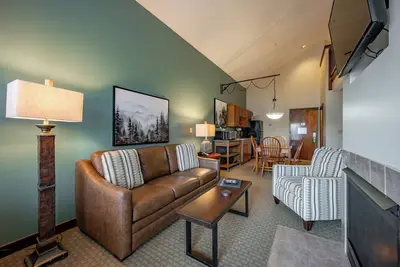 Image de Suites at Silver Tree: B302 One Bedroom & Loft Lake View