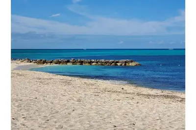 Image de Elegance & Grace in Nassau contemporary beauty