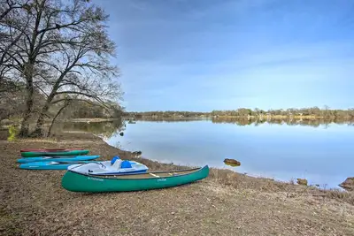 Image de Lakefront Cabin w/ 2 Lofts, Boats on 4 Acres