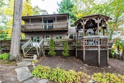 Image de Beautiful Lakefront Cottage w/ Sunset Views