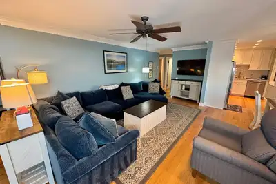 Image de Luxury 3br Ocean Edge condo with updates, outdoor space, and prime location near pool and tavern.